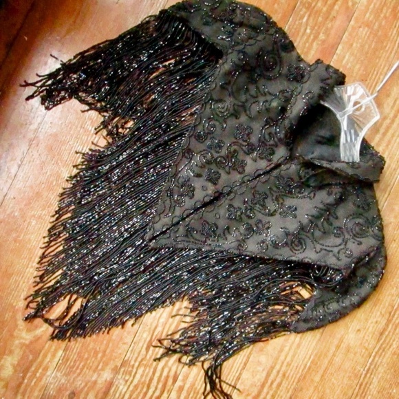 1880s mourning capelet with intricate beadwork and intact 8.5-inch bead fringe - Picture 9 of 11